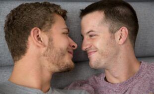 Fotos de dois amigos se masturbando e fazendo sexo gay