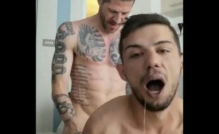 Videos de Porno Gay gozando duas vezes na boca
